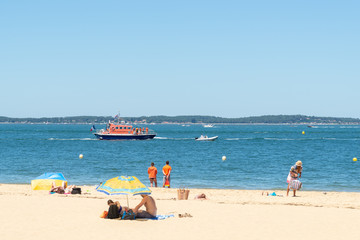 Arcachon (France), bateau de gardes-côte et sauveteurs sur la plage