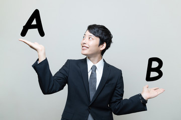 AとBを比べる男性