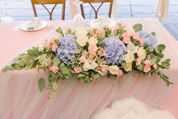 Elegant fresh flowers on a wedding table