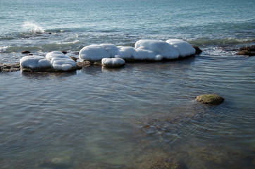 Обледеневшие камни Каспия
