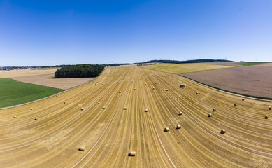 Fototapeta na wymiar Deutschland, Hessen, Wetterau, Region Wöllstadt, abgemähtes Getreidefeld, mit Strohballen, Luftaufnahme