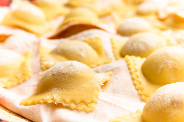 Freschi ravioli fatti in casa, cibo italiano 