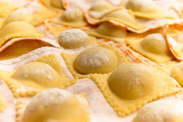 Freschi ravioli fatti in casa, cibo italiano 