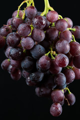 Lezzetli siyah üzüm ve siyah arkaplan