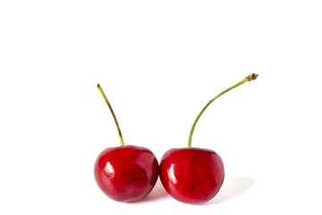 Fototapeta na wymiar Zwei rote Kirschen vor einem weißen Hintergrund