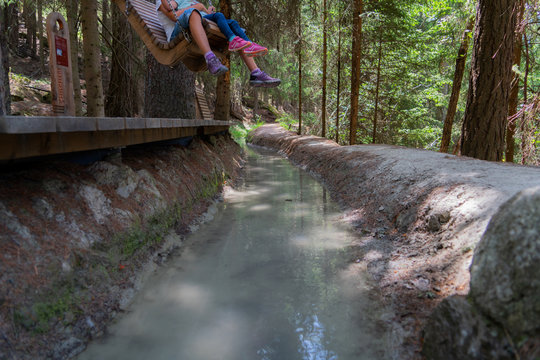 Schaukel bei einer Suone in Gr&auml;chen beim spielen in der Natur