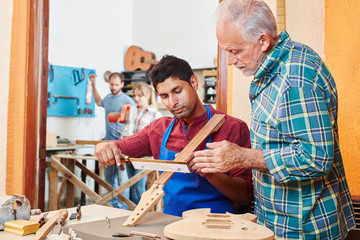 Lehrling arbeitet mit der Handsäge