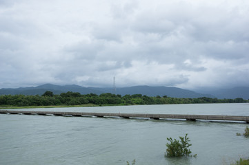 増水した吉野川　川島潜水橋(徳島県吉野川市から撮影)