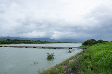 増水した吉野川　川島潜水橋(徳島県吉野川市から撮影)