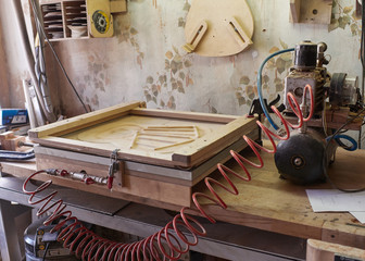 Lautner makes a classic guitar. Installation on a Soundboard and gluing on a vacuum press brace.