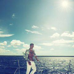 Junger Mann auf einer Yacht