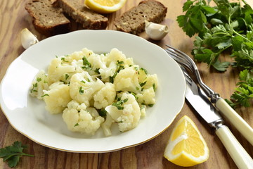 Cauliflower with garlic and parsley in lemon sauce