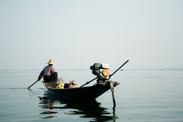 Fototapeta premium asiatischer angler im hocken