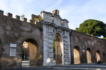 Fototapeta na wymiar ローマ市内の古代遺跡（イタリア）　サン・ジョヴァンニ門