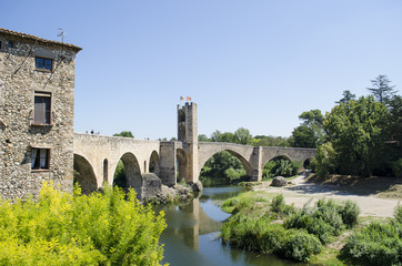 r&iacute;o en Besal&uacute;