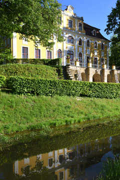 Barockschloss Neschwitz mit Spiegelung im Wasser