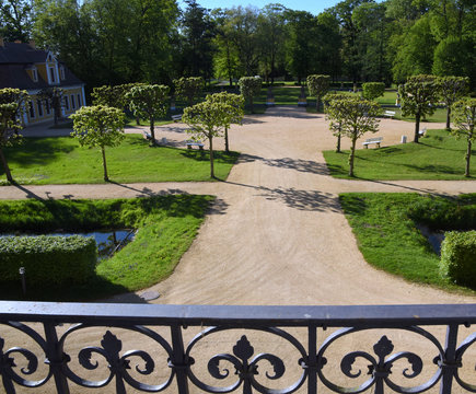 Blick von der Terrasse des Schlosses Neschwitz in den Schlosspark