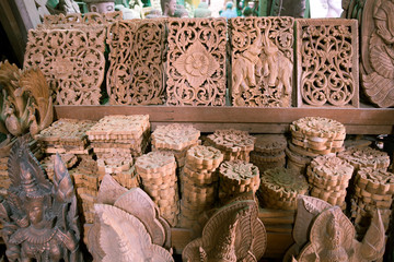 Schnitzkunst aus Asien © Roman Grandke