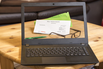 Laptop kuli brille und ein abmahnbrief