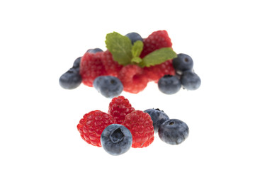 Drei Himbeeren und drei Heidelbeeren