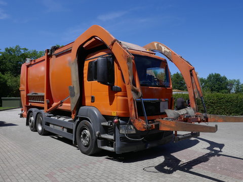 Recycling vehicle at work
Recycling vehicle, truck, a heavy commercial vehicle at work

Recycling-Fahrzeug, Lastkraftwagen, ein schweres Nutzfahrzeug bei der Arbeit