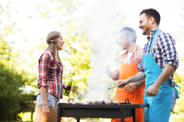 Naklejka premium Young people grilling outdoors