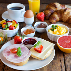 gedeckter frühstückstisch