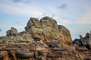 Rochers en Bretagne évoquant des amants pétrifiés sur le site du Goudoul dans le finistère.