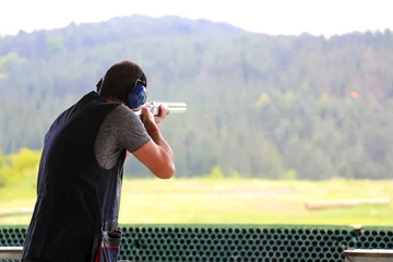 Wandaufkleber Mann schießt mit einer Schrotflinte Tontaubenschießen Baskenland 4M0A3978-f18 © txakel