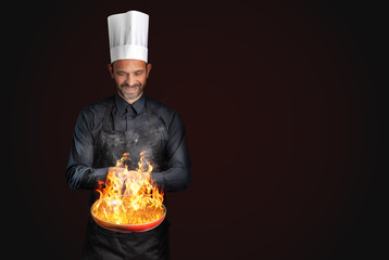 Koch mit brennender Pfanne