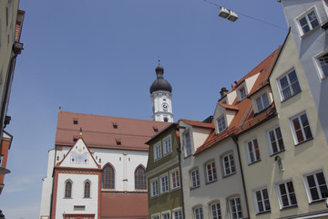 Obraz premium Residential buildings in a narrow old town street in the city of Landsberg