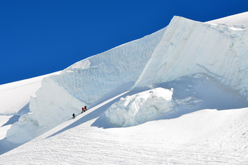 Seracco con alpinisti sul Monte Rosa (verso Capanna Margherita)