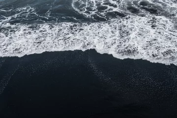 Papier Peint photo Lavable Noir écume blanche de l& 39 océan sur la texture volcanique du sable noir