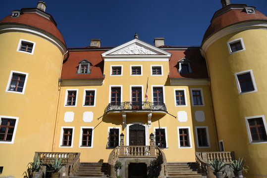 Eingangsportal des Barockschlosses Milkel mit Giebeldreieck und Mittelrisalit