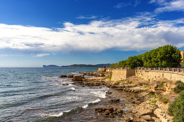 Alghero, mare e bastioni, Sardegna, Italia 