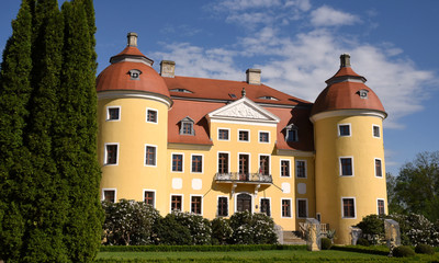 Vorderansicht von Schloss Milkel mit rundem Springbrunnen im Vordergrund