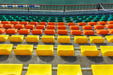 Naklejka premium wielobarwne rzędy plastikowych siedzisk na stadionie