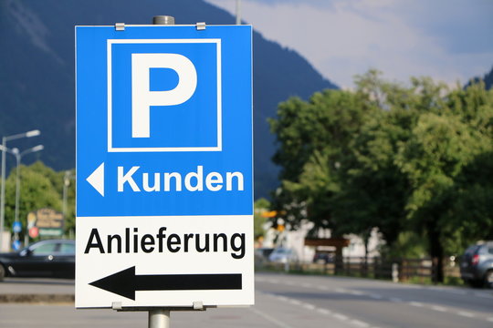German sign "Delivery / customers", Schild an der Einfahrt einer Firma, Anlieferung und Parkplatz f&uuml;r Kunden