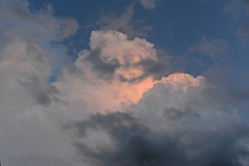 Nuages avant l'orage
