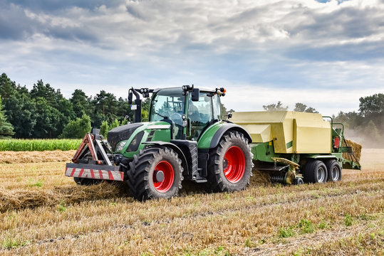 Erntezeit - Traktor mit Strohpresse, HDR