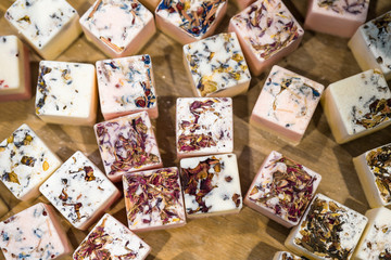 Würfel aus Seife mit Kräuter