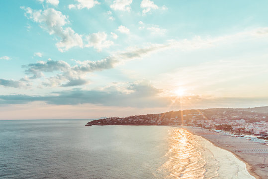 tramonto sulla spiaggia di Serapo a Gaeta con il circeo dietro