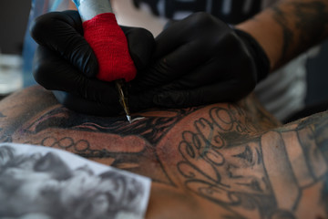 Fototapeta premium Nahaufnahme-tattoo künstler Füllung Tätowieren 