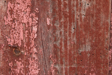 madera con pintura roja desconchada y con carcoma