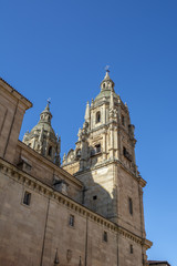 Fototapeta na wymiar torre de la iglesia de la Clerecia en Salamanca, España