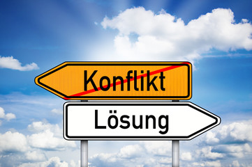 Schild mit Wegweiser und Konflikt und Lösung