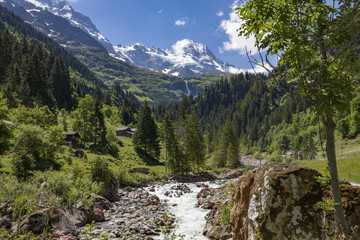 Fototapeta premium hiking in the Lauterbrunnen valley near Interlaken,Jungfrau Region, Berner Oberland,Switzerland