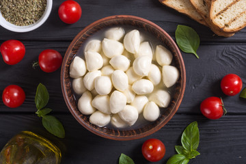 Mozzarella , cherry tomatoes and bread
