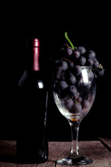 Kırmızı şarap ve siyah üzüm