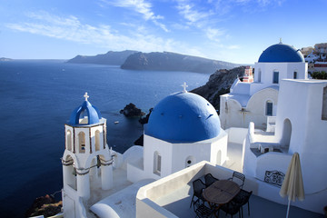 Fototapeta na wymiar Die berühmten drei blauen Kuppeln in Santorini